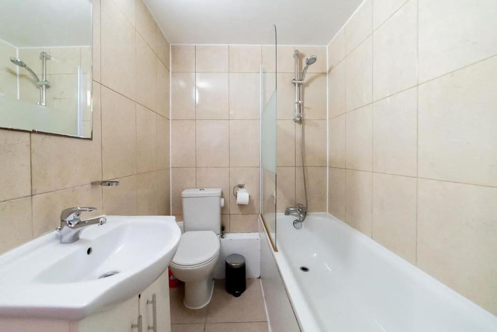 2 Bedroom Apartment Londres Extérieur photo