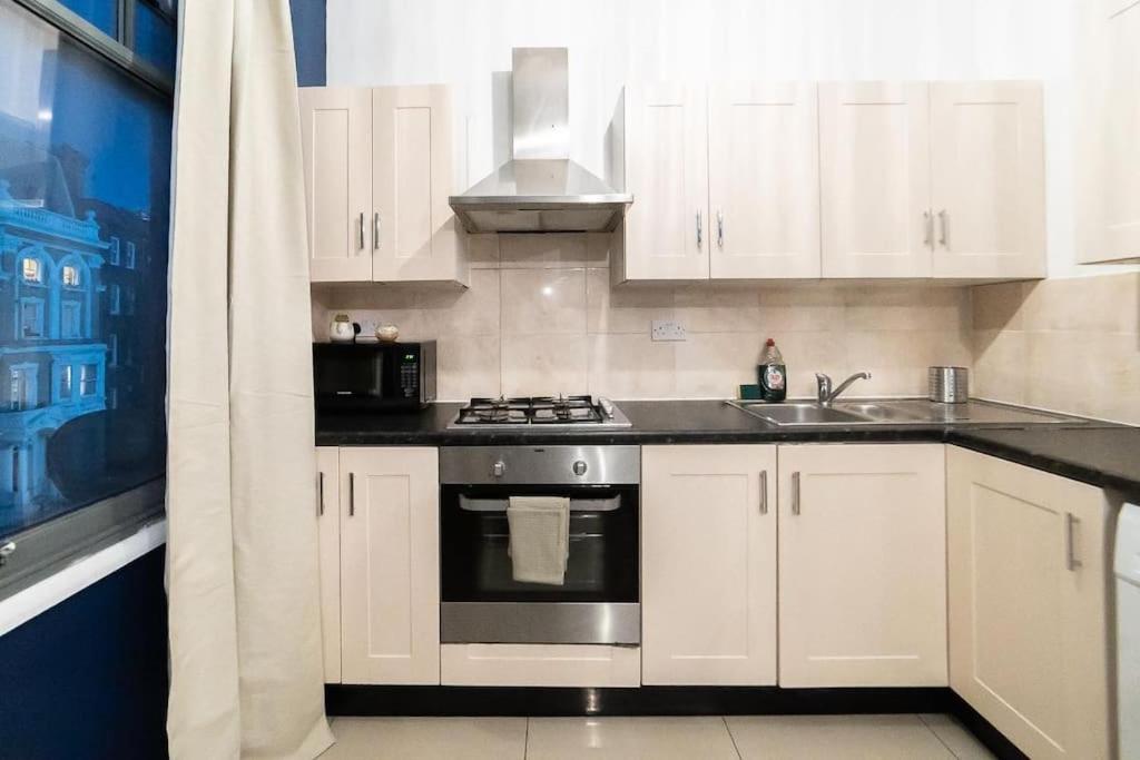 2 Bedroom Apartment Londres Extérieur photo