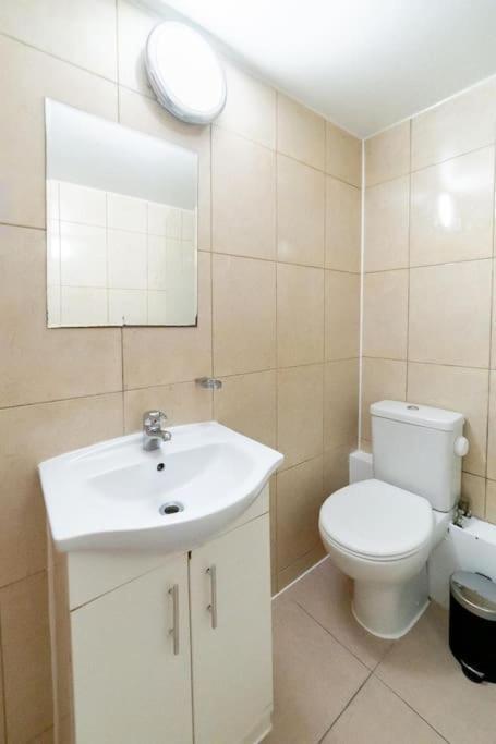 2 Bedroom Apartment Londres Extérieur photo